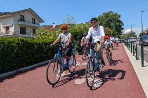 Les élus et les passionnés de vélo présents à l'inauguration ont rejoint Aix-les-Bains depuis Grésy-sur-Aix via les différents aménagements cyclables..