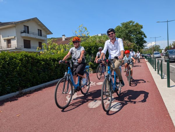 Les élus et les passionnés de vélo présents à l'inauguration ont rejoint Aix-les-Bains depuis Grésy-sur-Aix via les différents aménagements cyclables..