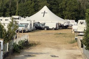 A l'heure du bouclage, la moitié des caravanes sont parties.