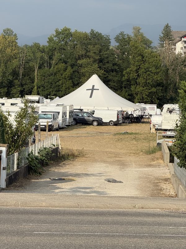 A l'heure du bouclage, la moitié des caravanes sont parties.