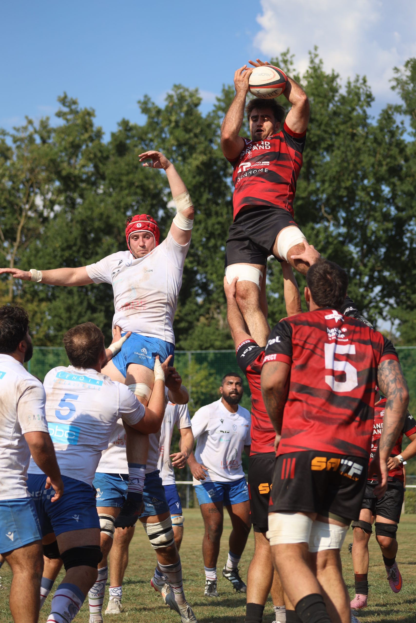 Dans les airs. Conquérant en touche. - Photo : Ducret Stéphane