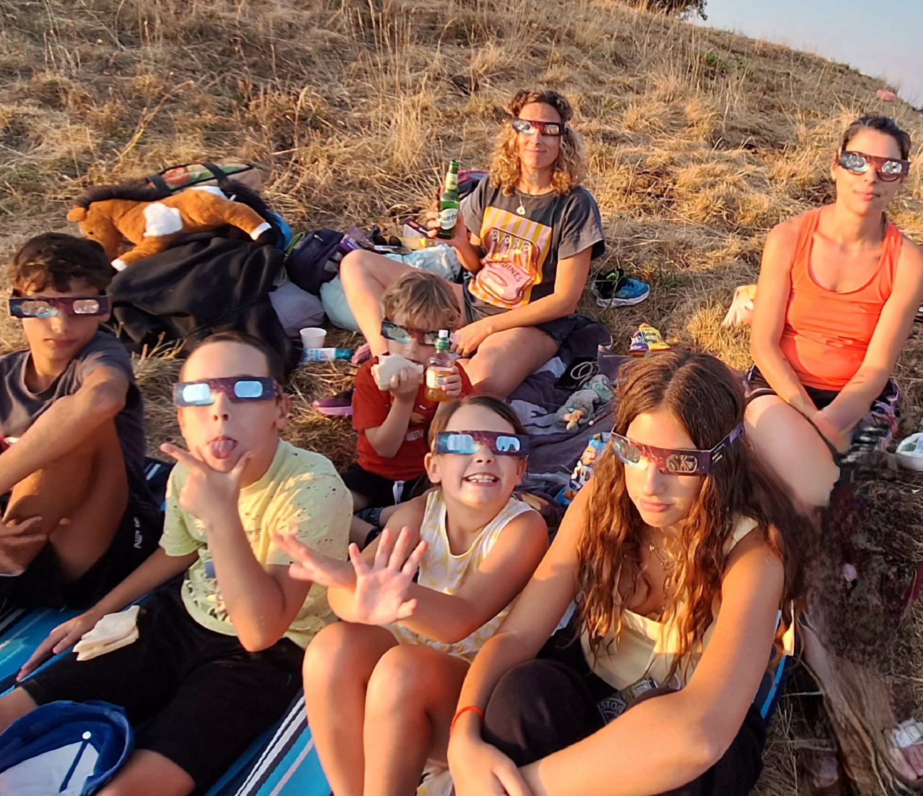 En famille, chacun portait les lunettes pour observer l'éclipse en toute sécurité ! - Photo : Florence Milhomme