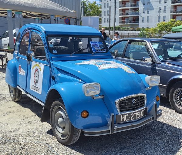 7000 kms. La 2CV qui a servi au Tour de France de l'association « Parkinson'g » pour ce couple dont le monsieur est atteint de la maladie, 7000 kms environ d'effectués pour sensibiliser à cette maladie et ils étaient présents à Rumilly..