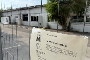 Un arrêté est posé devant l'ancienne usine ainsi que de nombreuses barrières pour en empêcher l'accès.