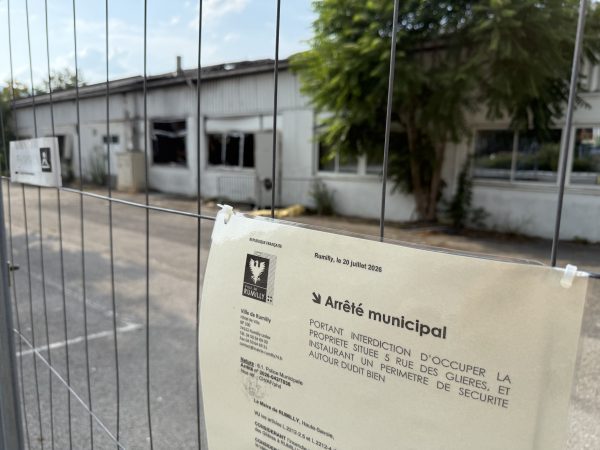 Un arrêté est posé devant l'ancienne usine ainsi que de nombreuses barrières pour en empêcher l'accès.