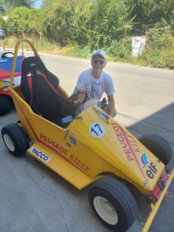 Un concurrent prêt pour une course de folie