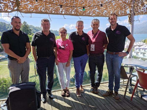Le festival international de Dragon Boat a débuté lundi 24 août. En photo, les partenaires et organisateurs du projet en compagnie du maire Renaud Beretti.