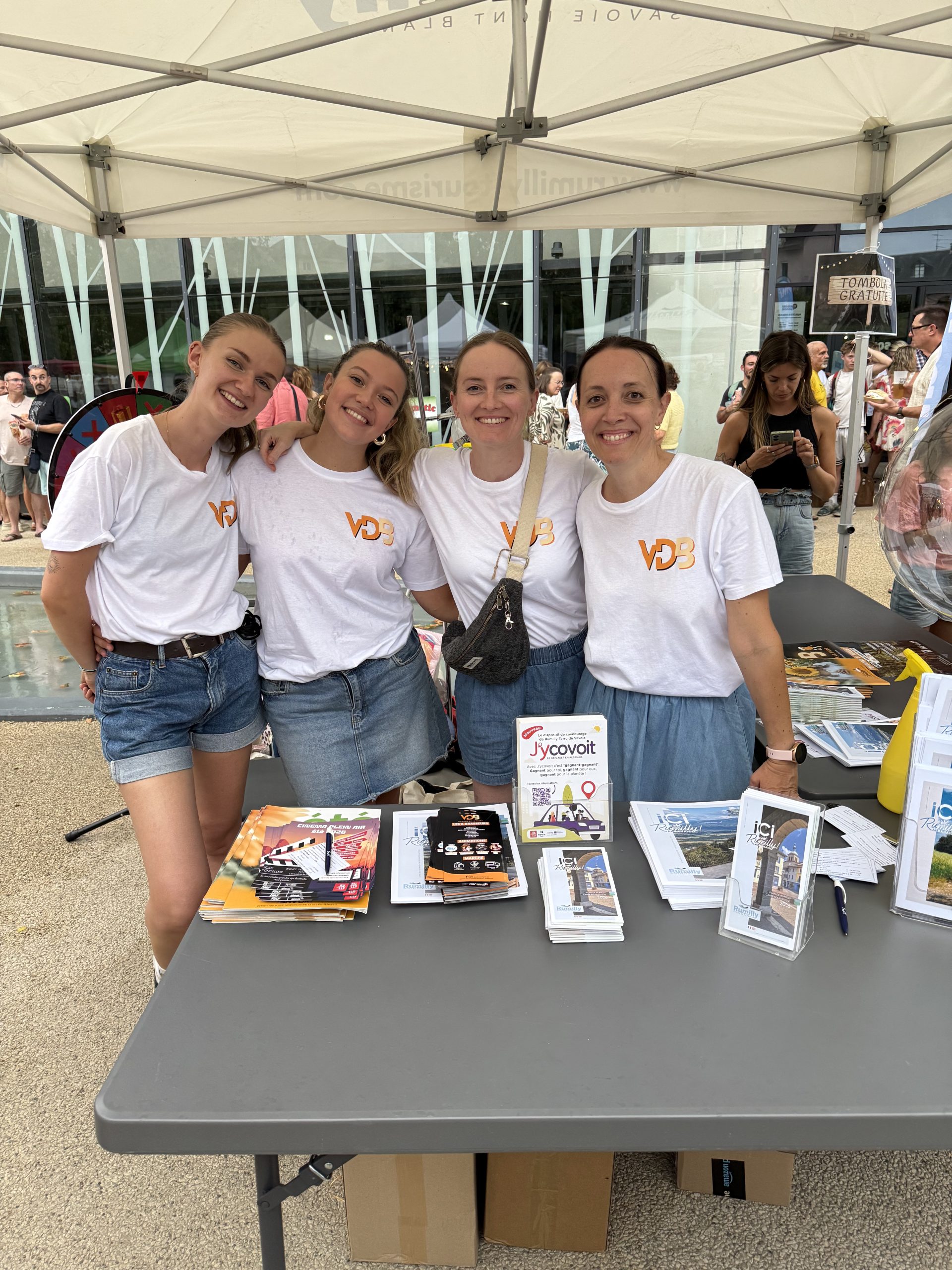 Sourirs. La team de l'Office du Tourisme sur le pont. - ©Ducret Stéphane