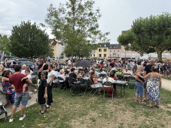 Carton plein. Le parvis du Quai des Arts était bondé, et malgré qurlques gouttes de pluie en début de soirée tout le monde est resté.