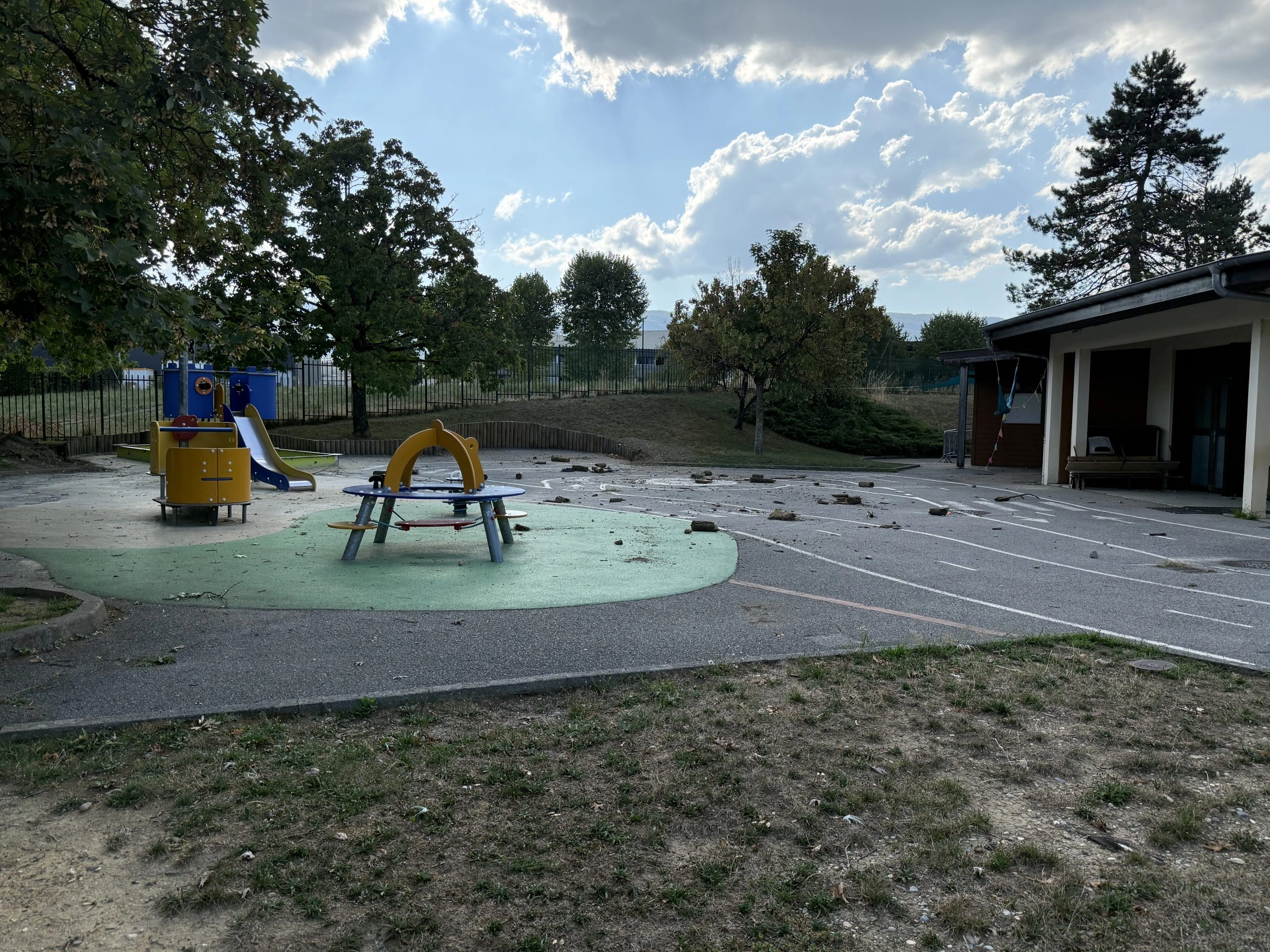 Prés Riants : le vandalisme prive les enfants de leur cour de jeux