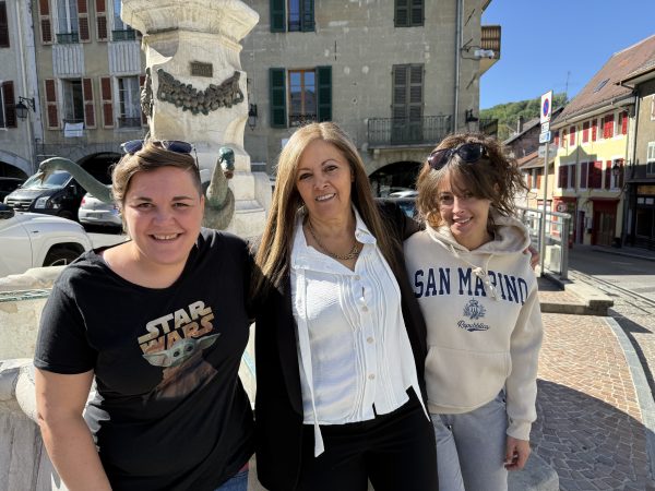 De gauche à droite : Corine dit"Coco", Laila et Sarah en charge de la communication.