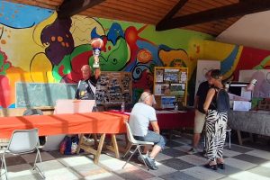 Des associations à l'ombre du soleil, sous le préau dans la cour de l'école : le club des Aînés, le club de basket du pays d'Alby, les Randonneurs du Chéran.