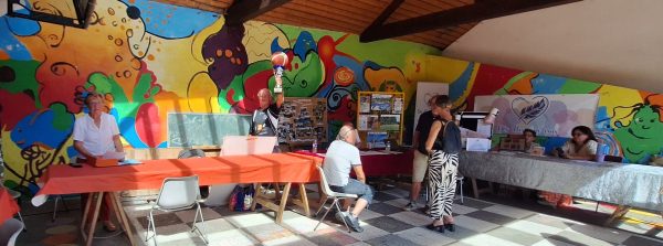 Des associations à l'ombre du soleil, sous le préau dans la cour de l'école : le club des Aînés, le club de basket du pays d'Alby, les Randonneurs du Chéran.