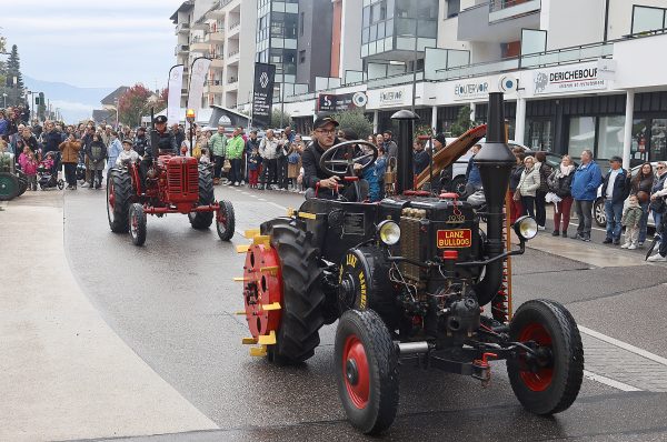 Défilé et exposition de tracteurs anciens.