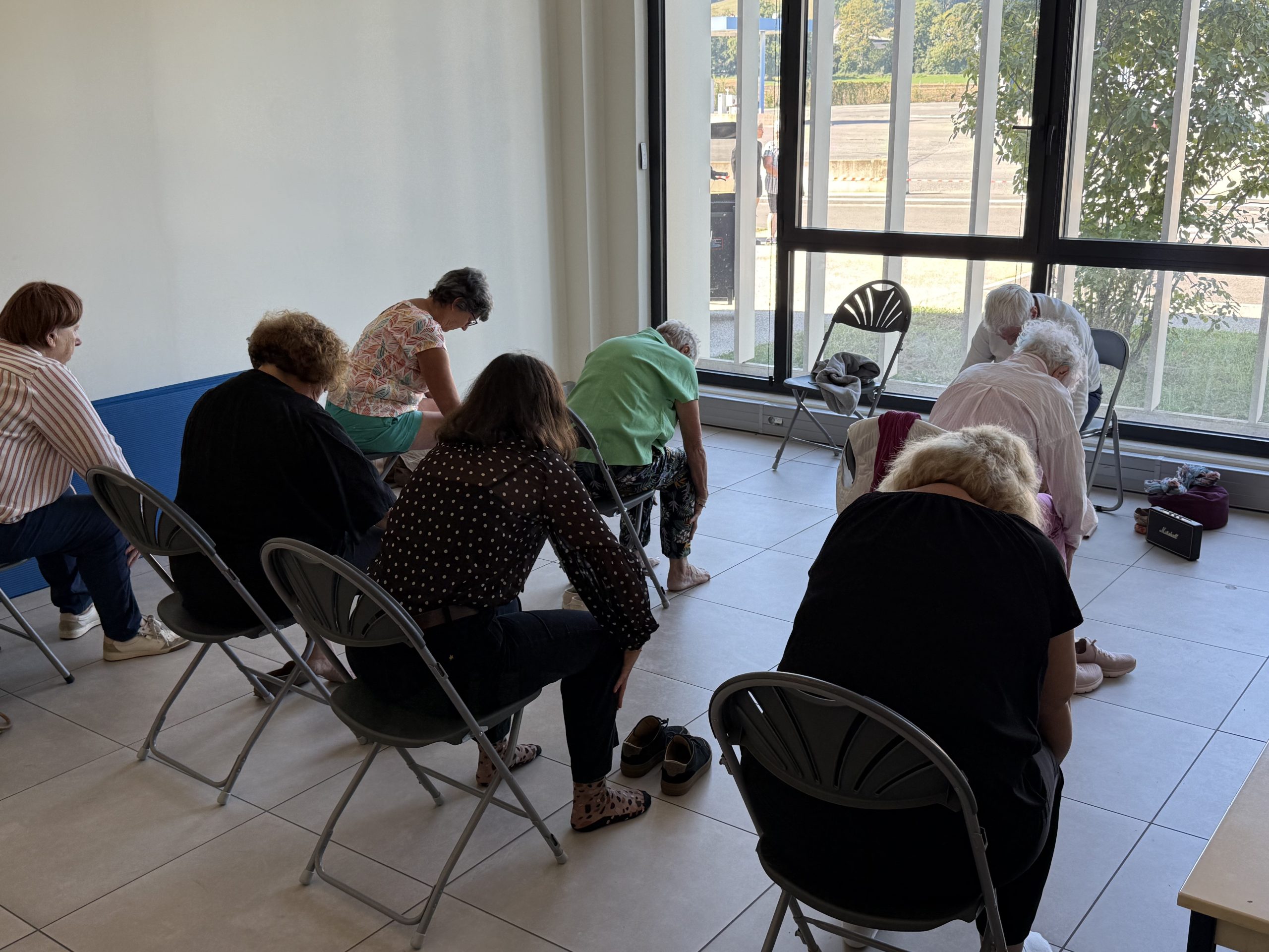 Le yoga sur chaises, adapté aux "anciens". - Photo : Ducret Stéphane