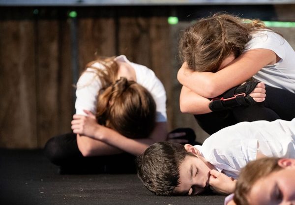 Les enfants se sont prêtés aux jeux du théâtre pour de la découverte.