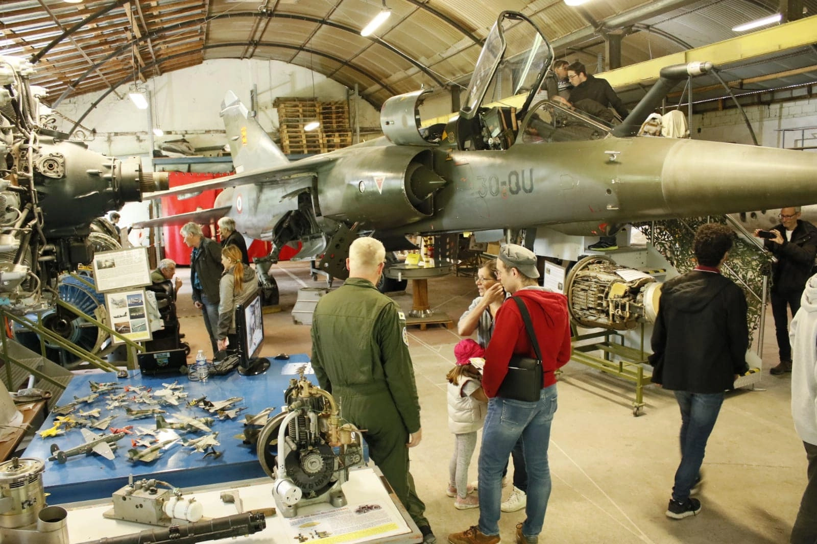 Dans le hangar, des avions reprennent vie