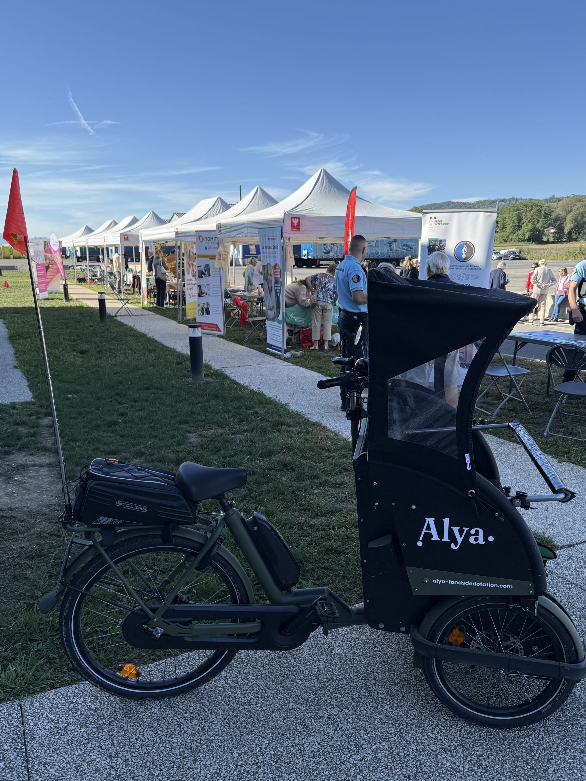 Porté par la fondation Alya, les exposants ont pris place à l'extérieur et intérieur de l'entreprise Dupessey. - Photo : Ducret Stéphane