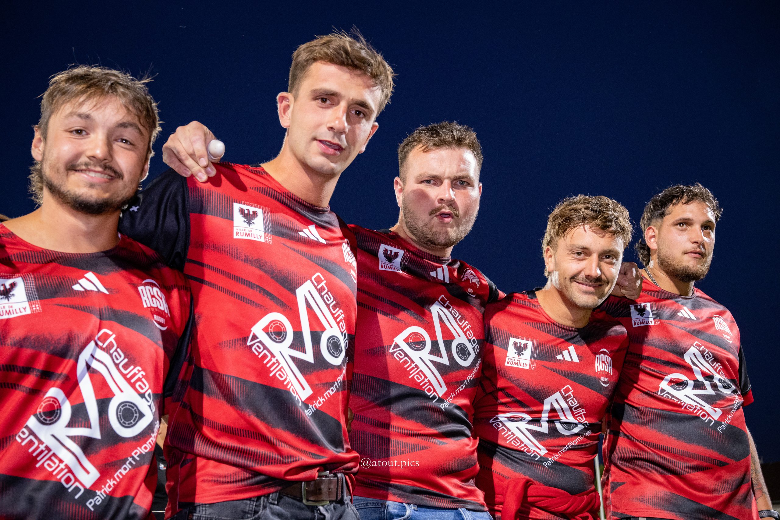 NEW. L'équipe Régionale 3 dans son maillot rouge et noir. - ©RCSR