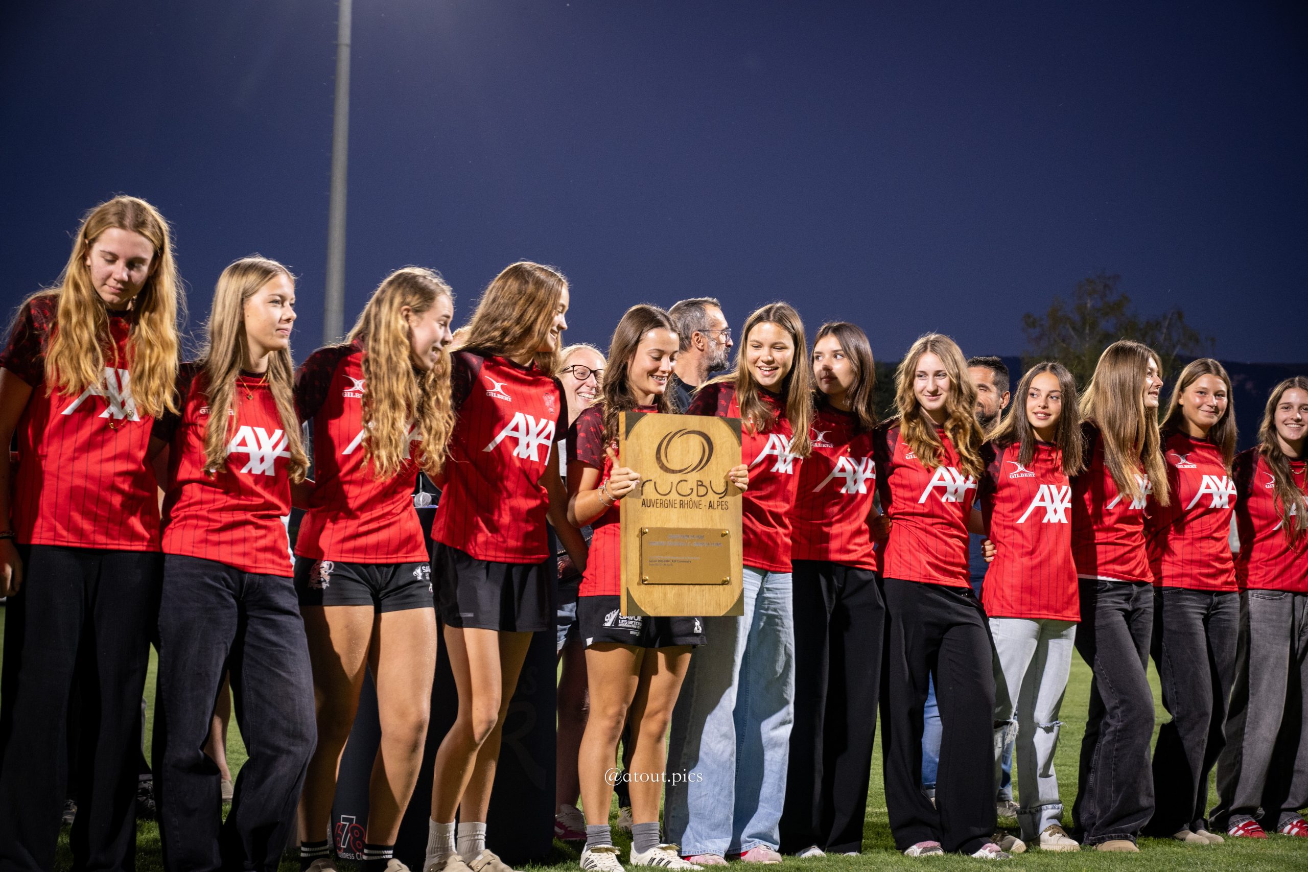 bouclier. Le titre de championne de ligue remporté par les cadettes. - ©RCSR