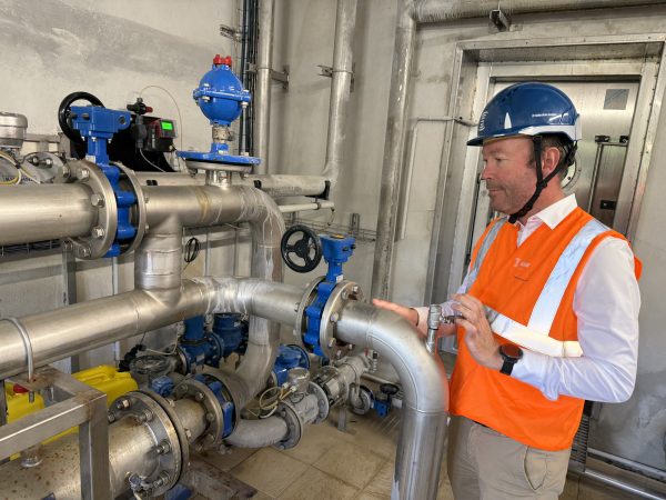 Tous les jours les techniciens de la Saur surveillent et ajuste le débit d'eau pour que les usagers ne subissent pas de coupure au robinet.