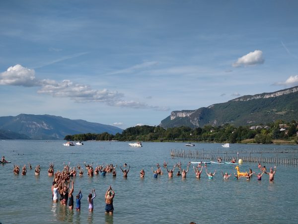 Une cinquantaine de personnes ont constitué un ruban en or en soutien aux enfants touchés par le cancer.