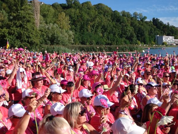 Hommage. Lors de la cérémonie des fleurs, en hommage à celles qui se sont battues jusqu'au bout contre la maladie, les participantes ont pointé une fleur vers le ciel et l'ont lancée en direction du lac : une connexion entre les femmes du monde entier pour lutter contre le cancer du sein.