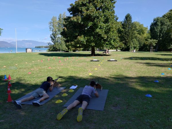Biathlon Laser. Le club du Revard a proposé une animation inédite de biathlon, avec des carabines laser où les jeunes participants devaient toucher cinq cibles avant de faire des enchainements cardio, entre pompes et exercices de flexion-extension.