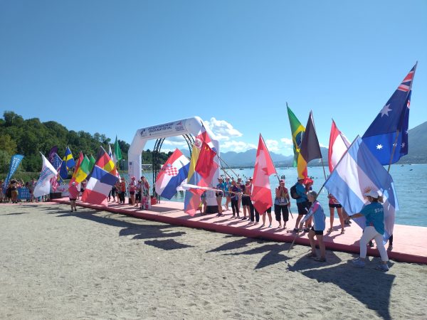 Défilé des drapeaux. Cet événement a clôturé les courses du samedi 29 et dimanche 30 août, où les plus femmes les plus âgées de chaque nation ont défilé avec leur drapeau pour célébrer la fin de l'événement, avant de se retrouver à Singapour en 2030 et Sydney en 2034.