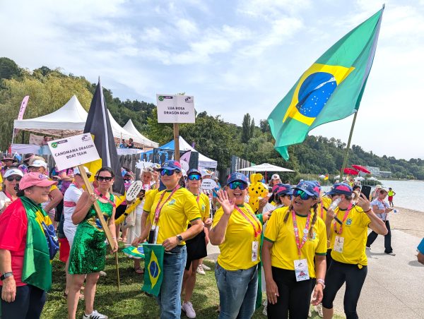 25 nations. Jeudi en début d'après-midi, les 4500 participantes se préparaient à parcourir l'esplanade du Lac jusqu'au Pont sur le Sierroz pour la très attendue parade des nations. Les Brésiliennes ont mis l'ambiance sur la plage d'Aqualac, aux côtés de leurs sœurs de combat venues des cinq continents.