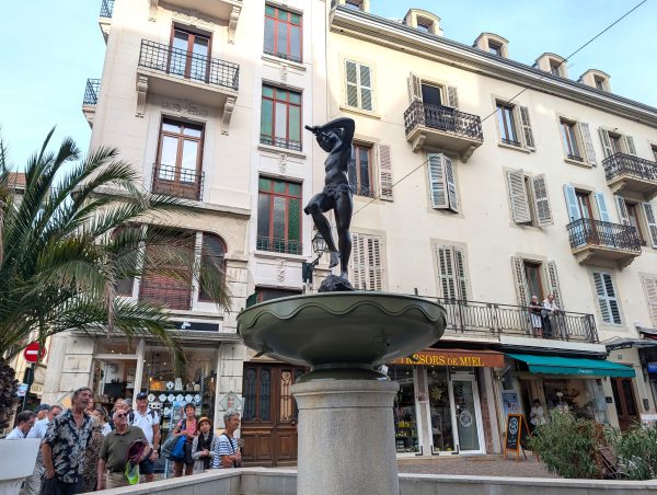 La vasque a été repeinte et fixée sur le socle par le ferronnier d'art Brice Viberti.