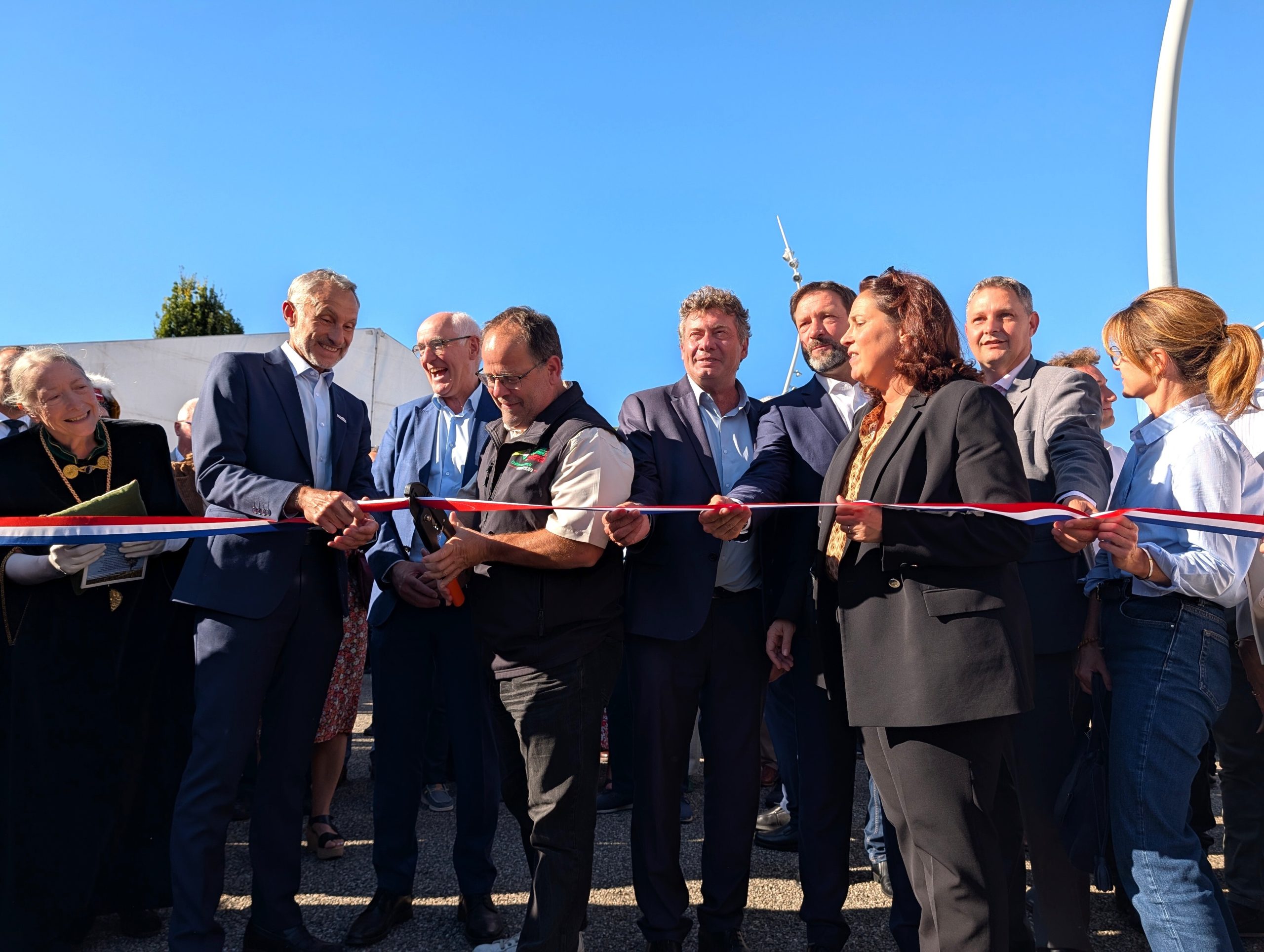 Inauguration. De nombreux élus étaient présents pour le traditionnel coupé de ruban en fin d'après-midi. - ©Claire Castelar