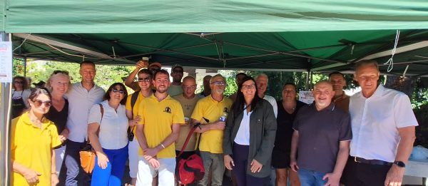 élus et organisateurs. Les présidents de St-Félix notre village avec les élus, ainsi que des bénévoles. (Le président du Grand Annecy, M. Armand, absent sur la photo, a rendu saluer les bénévoles et les exposants).