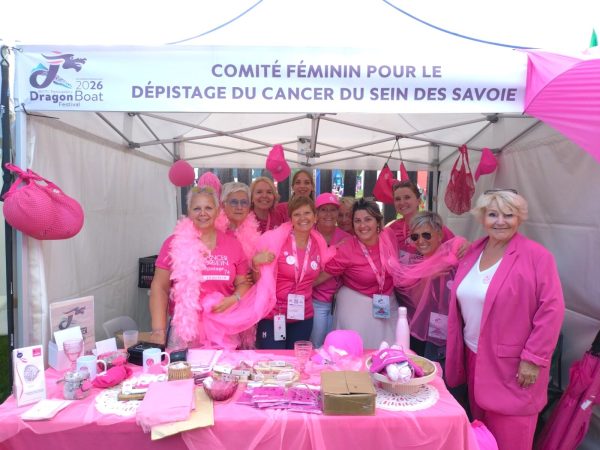 La présidente et la vice-présidente entourées de bénévoles sur leur stand d'informations lors du Festival des Dragon Ladies à Aix-les-Bains.