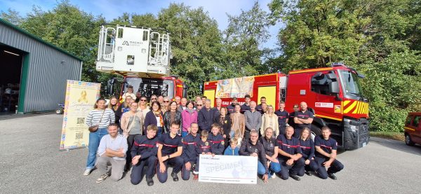 Autour des pompiers de la caserne d'Alby, et des représentants de « Nos p'tites étoiles », tous les participants ayant soutenu la cause de Septembre en Or.