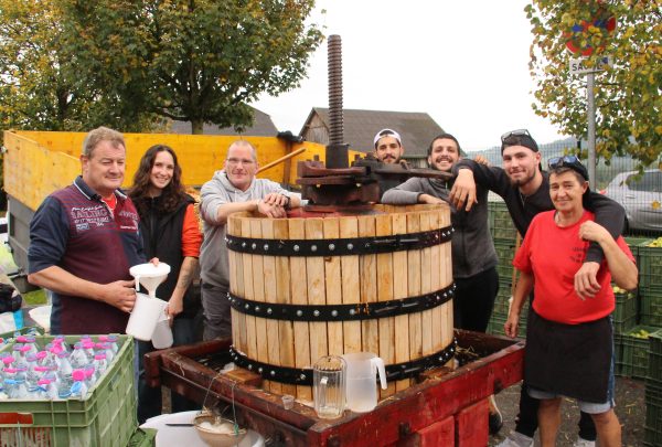 Ce dimanche à Sion, le pressoir autour duquel une joyeuse et dynamique équipe va s'activer, sera l'une des animations phares de la Fête du Cidre.