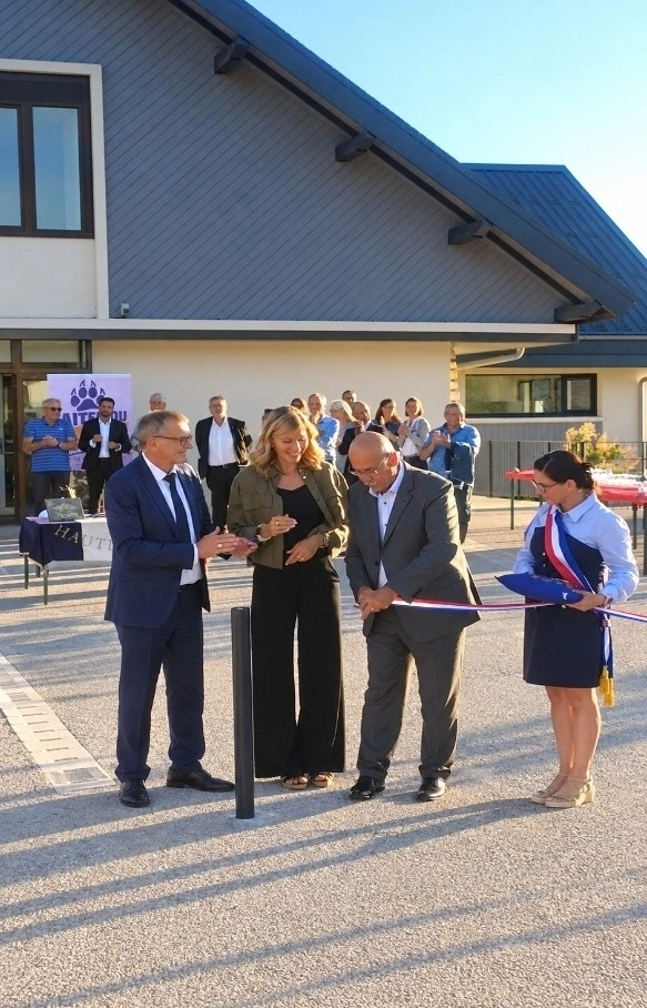 La coupure du ruban, un moment solennel pour inaugurer ce nouveau parvis.