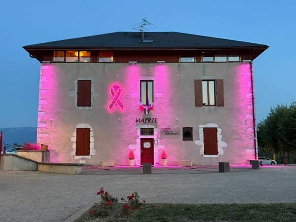 La mairie aux couleurs d'Octobre Rose.