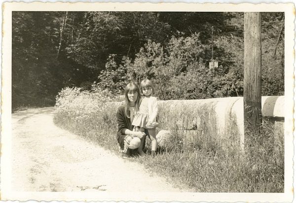 La sœur et la nièce de Paul Bouvier sur le Pont Coppet en août 1967.