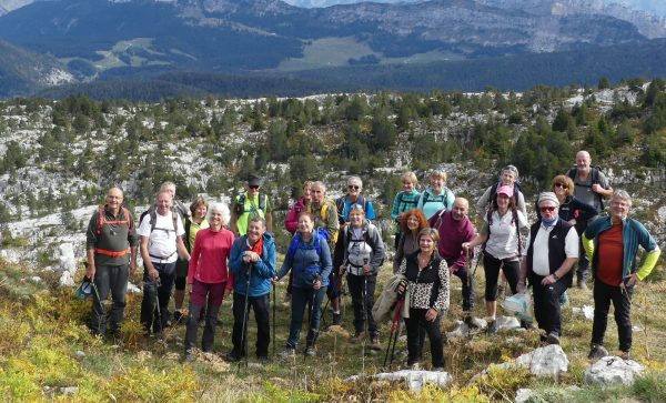 Le groupe devant la chaine des Aravis et des Lapiaz.