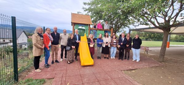 Le nouveau jeu de la cour de l'école a été inauguré par la directrice et le maire Alain Bauquis, en présence de parents d'élèves, du premier adjoint et de la députée, Daniele Carteron.