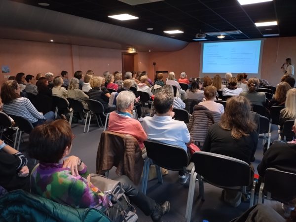 Les habitants étaient nombreux à participer aux conférences animées par des professionnels de la santé féminine. Parmi les thématiques abordées, il y a eu la ménopause, la santé des os, la charge mentale, la sexualité et l'endométriose.