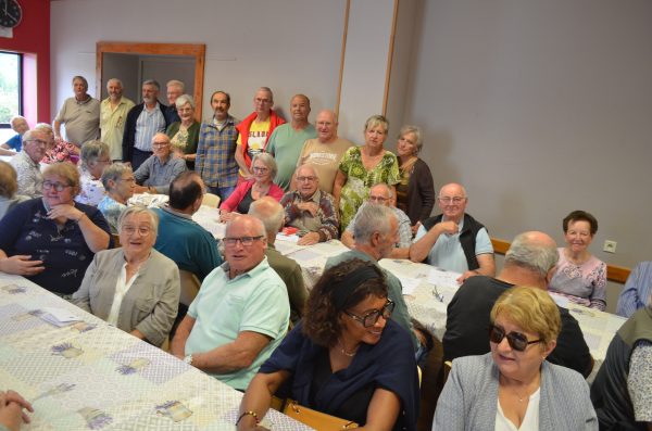 Les présidents, les membres du bureau sont rassemblés derrière la nombreuse assistance.