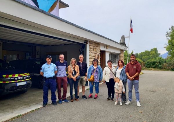 Lors de la visite de la gendarmerie par les élus.