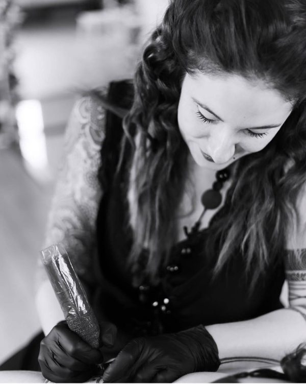 Nao en plein tatouage.