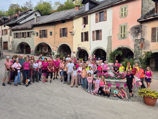 Alby : Les marcheurs réunis autour du Trophée garni de cyclamens roses.