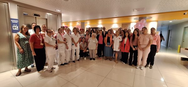 Tous réunis pour la sensibilisation au dépistage du cancer du sein, dans le hall d'entrée de l'hopital de Rumilly.
