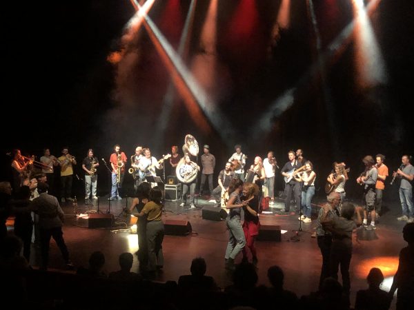 Un bel anniversaire des 30 ans de Cyclamen, en musique et dans la joie avec de la danse.