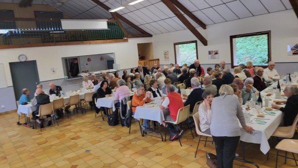 Une salle bien remplie.