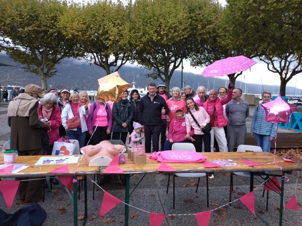 Une vingtaine de personnes ont marché jusqu'à l'esplanade du lac, par solidarité, envers toutes les femmes qui ont été touchées ou sont touchées actuellement par le cancer du sein.